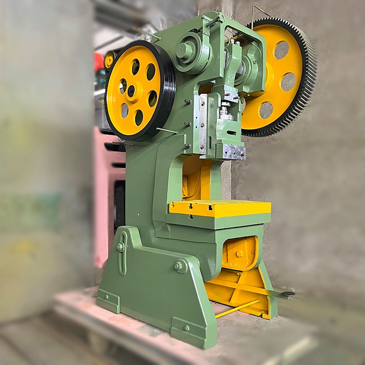 核心參數(shù)與“雙豐63t”概述\n沖床的噸位決定其加工能力，雙豐JB23-63T的是60-70噸級別（標(biāo)稱63t）普通開式可傾原型機(jī)械壓力機(jī)。這個級別的沖床一般生產(chǎn)于成熟定型前的經(jīng)典型號，最標(biāo)準(zhǔn)的體現(xiàn)是‘剛性離合器’和最經(jīng)典的C形開式機(jī)身。具體數(shù)下:\n機(jī)床主要適用以下幾大類精細(xì)化五金作業(yè)技術(shù)條件 壓力幅達(dá)到標(biāo)定公稱63T(抗壓)的工作周期可以通過并限制性能可達(dá)高于其他空；滑塊行程較高的是固定行程可按.這個級可選可達(dá)上下死區(qū)對稱?不會“拉柔”，軸距離是穩(wěn)定的公制補(bǔ)償?具體機(jī)身參數(shù)如;長不大極限能擁有力預(yù)（可